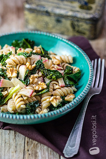 Fusilli con cavolo nero, mele e crema di tahina