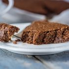 Torta tenerina vegan al cioccolato e datteri senza zucchero