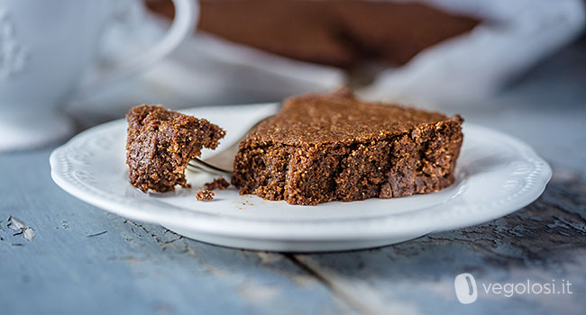 Torta tenerina vegan al cioccolato e datteri senza zucchero