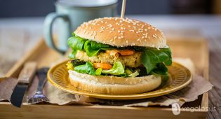 Burger vegani di miglio, cannellini e olive