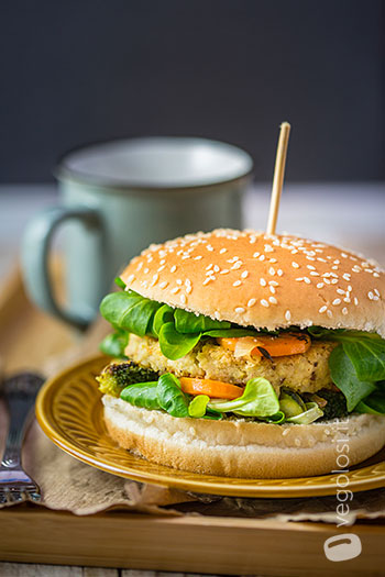 Burger vegani di miglio, cannellini e olive