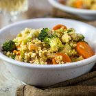 Miglio saltato con carote, broccoli e cipolle rosse