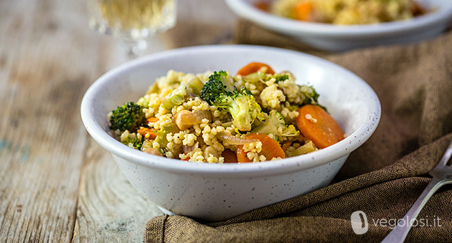 Miglio saltato con carote, broccoli e cipolle rosse