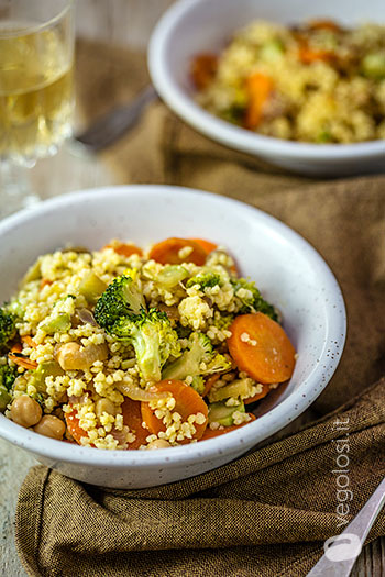 Miglio saltato con carote, broccoli e cipolle rosse