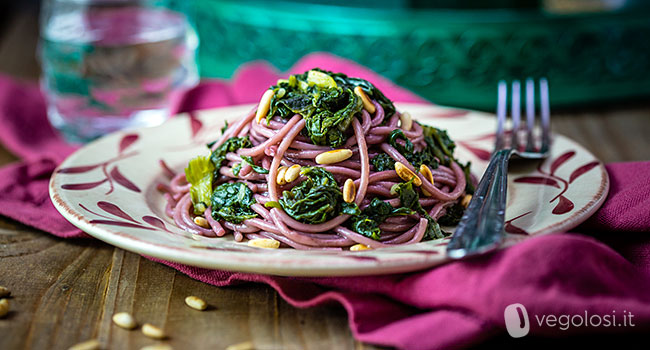 Spaghetti al vino rosso, erbette e pinoli