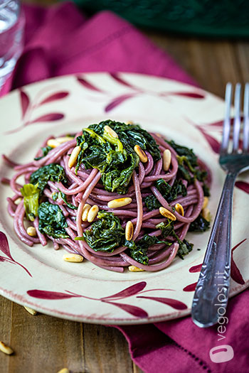 Spaghetti al vino rosso, erbette e pinoli