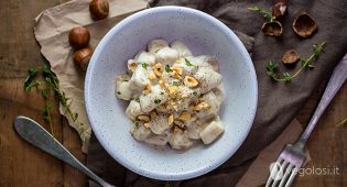 Gnocchi vegan di cavolfiore con salsa allo scalogno e nocciole