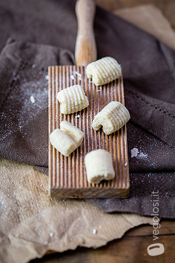 Gnocchi vegan di cavolfiore con salsa allo scalogno e nocciole
