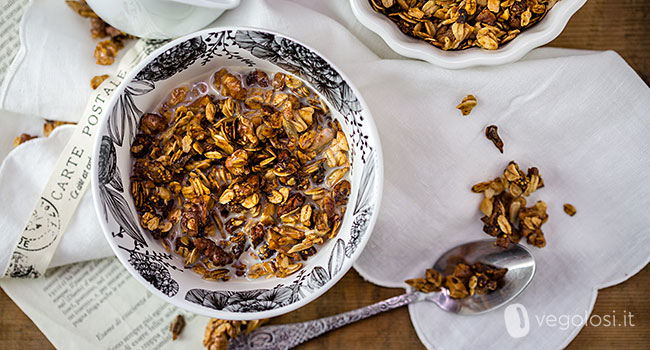 Granola ai fichi secchi e noci