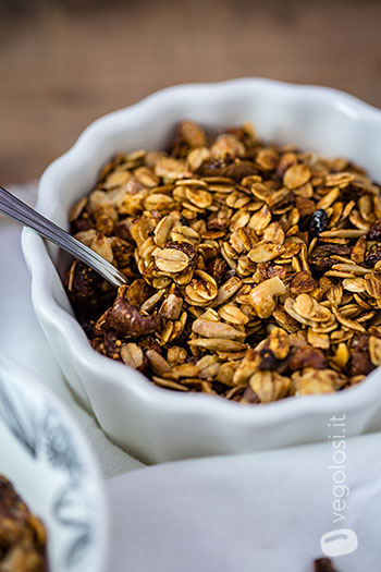 Granola ai fichi secchi e noci