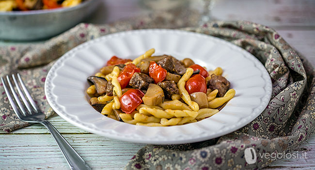 Strozzapreti con funghi cardoncelli, salsiccia vegan al primitivo e pomodorini