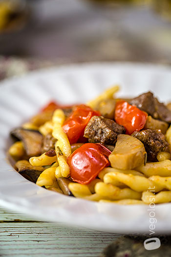 Strozzapreti con funghi cardoncelli, salsiccia vegan al primitivo e pomodorini