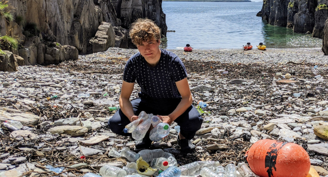 La lotta alle microplastiche? Con magneti, pesci e schermi elettrostatici