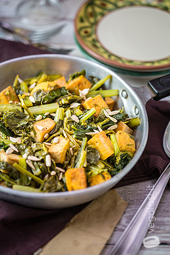 Tofu saltato con cime di rapa ed erbette