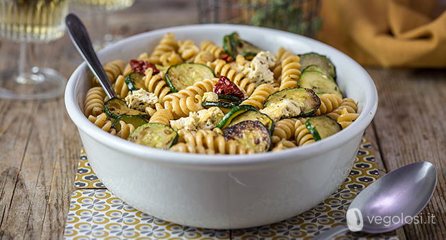 Pasta fredda ai pomodori secchi, zucchine e tofu alle erbe