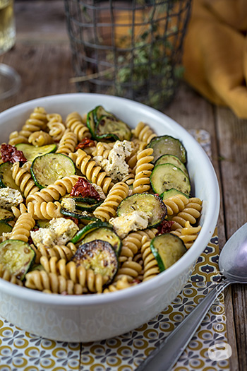 Pasta fredda ai pomodori secchi, zucchine e tofu alle erbe