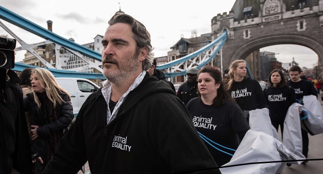 Joaquin Phoenix nell'azione di Animal Equality a Londra