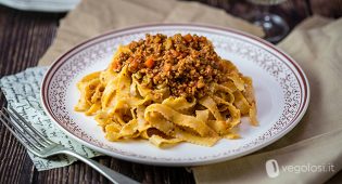 Tagliatelle al ragù di soia