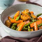 Tofu saltato con fagiolini e carote