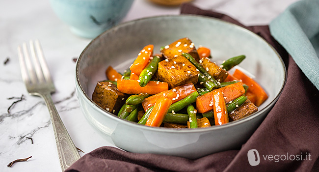 Tofu saltato con fagiolini e carote