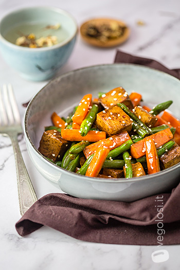 Tofu saltato con fagiolini e carote