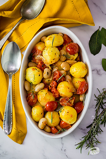Patate novelle alla mediterranea con fagioli bianchi di Spagna