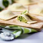 Ravioli vegan ripieni di patate, fagiolini e pesto