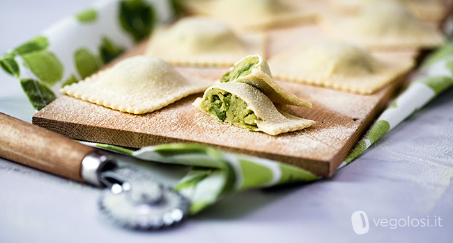 Ravioli vegan ripieni di patate, fagiolini e pesto