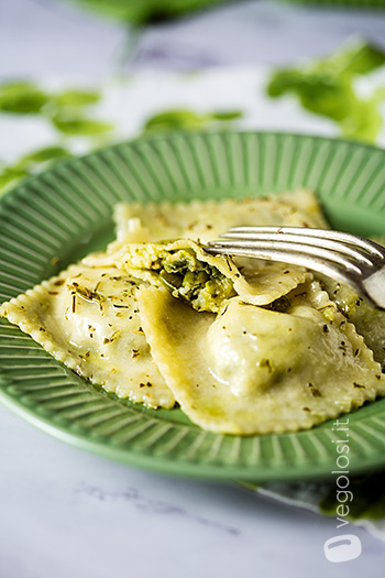 Ravioli vegan ripieni di patate, fagiolini e pesto