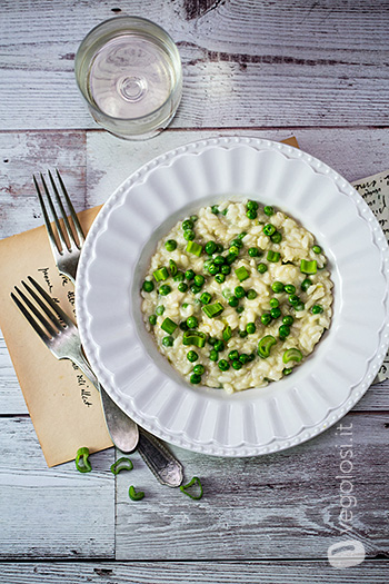 Risotto vegan ai piselli e mantecatura di tahina