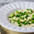 Risotto vegan ai piselli e mantecatura di tahina