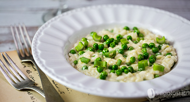 Risotto vegan ai piselli e mantecatura di tahina