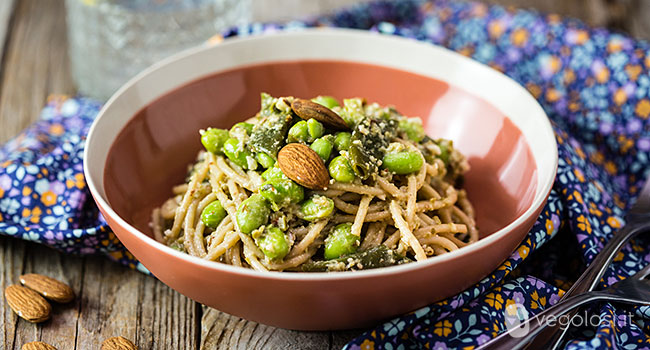 Spaghetti con taccole, edamame e pesto di olive e mandorle