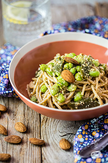 Spaghetti con taccole, edamame e pesto di olive e mandorle