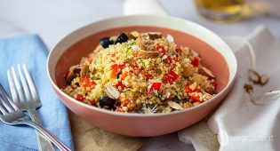 Cous cous ai peperoni, mandorle, ceci e olive