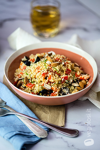 Cous cous ai peperoni, mandorle, ceci e olive