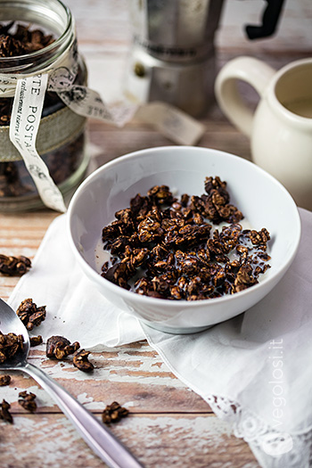 Granola al cioccolato, nocciole e caffè
