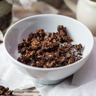 Granola al cioccolato, nocciole e caffè