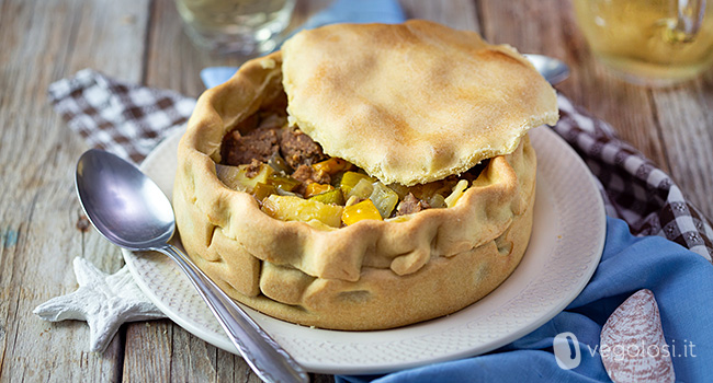 Panada sarda con patate, peperoni e cipolle