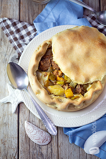 Panada sarda con patate, peperoni e cipolle