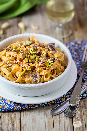 Tagliatelle con pesto alla siciliana, melanzane e pistacchi