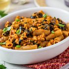 Rigatoni con sugo di tempeh alla puttanesca vegan