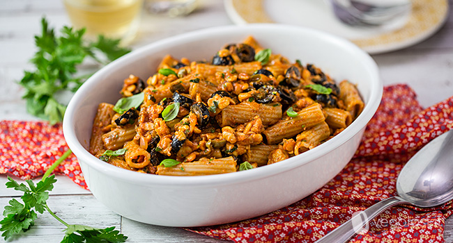 Rigatoni con sugo di tempeh alla puttanesca vegan