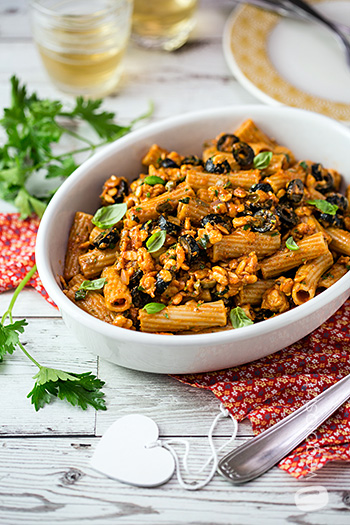 Rigatoni con sugo di tempeh alla puttanesca vegan