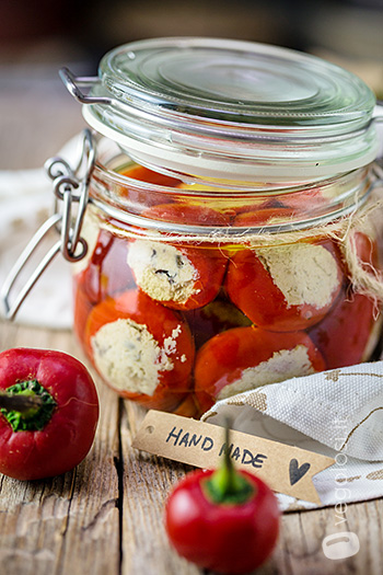 Peperoncini ripieni sott'olio vegan