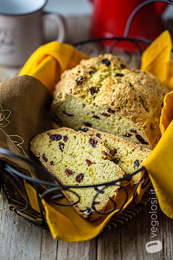 Soda bread dolce vegan all'arancia e frutti rossi