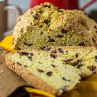 Soda bread dolce vegan all'arancia e frutti rossi