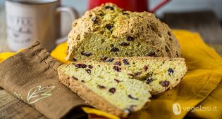 Soda bread dolce vegan all'arancia e frutti rossi