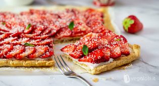 Torta vegana velocissima alle fragole e cocco