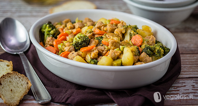 Bocconcini di soia con broccoli, patate e carote